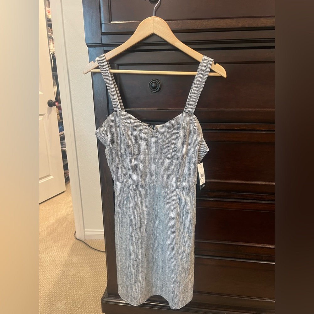BNWT Volcom dress size medium (8) this dress is perfect for the summer